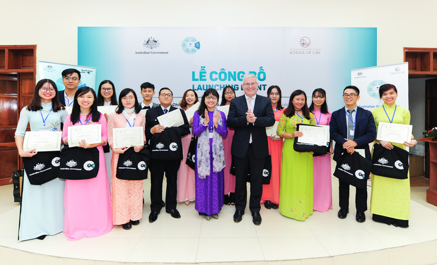 Ngài Craig Chittick – Đại sứ Australia và PGS.TS. Nguyễn Thị Quế Anh – Phó Chủ nhiệm, phụ trách Khoa Luật - trao học bổng cho các tân học viên thạc sỹ của khoa Ngài Craig Chittick – Đại sứ Australia và PGS.TS. Nguyễn Thị Quế Anh – Phó Chủ nhiệm, phụ trách Khoa Luật - trao học bổng cho các tân học viên thạc sỹ của khoa