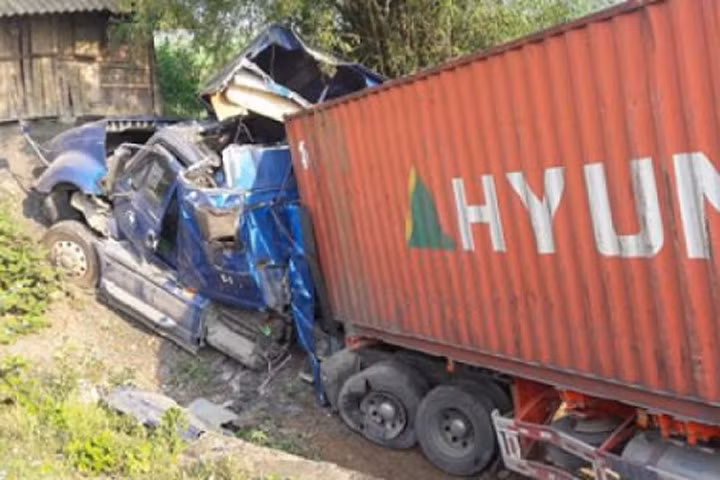 Xe container lao xuống vực, tài xế và phụ xe thoát chết thần kỳ