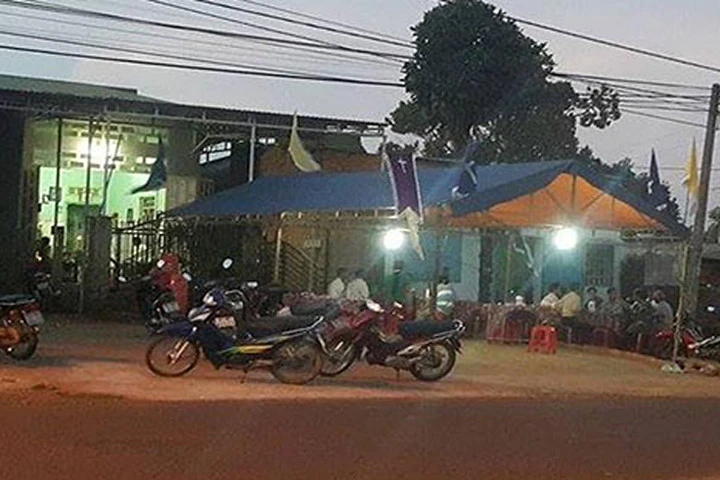 Gia đình đã dựng rạp để lo ma chay cho các em.