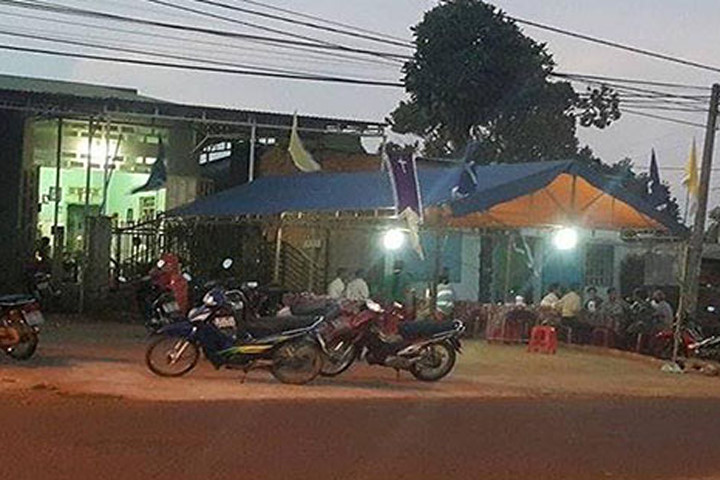 Gia đình đã dựng rạp để lo ma chay cho các em.