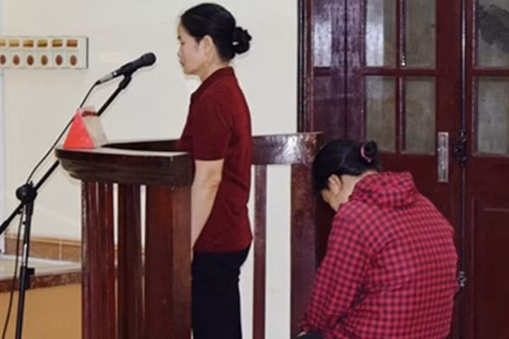 Bị cáo Phan Thị Giang (đứng) và Nguyễn Thị Xiêm tại phiên phúc thẩm. Ảnh: Hồ Nguyên.