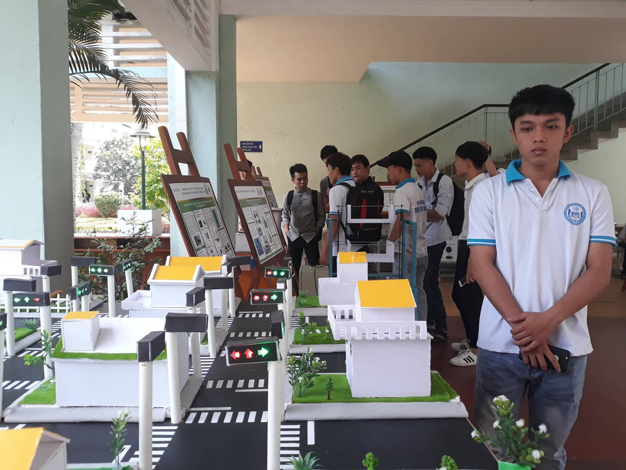 Trưng bày một số mô hình, sản phẩm SV NCKH của trường ĐH Sư phạm Kỹ thuật, ĐH Đà Nẵng Trưng bày một số mô hình, sản phẩm SV NCKH của trường ĐH Sư phạm Kỹ thuật, ĐH Đà Nẵng