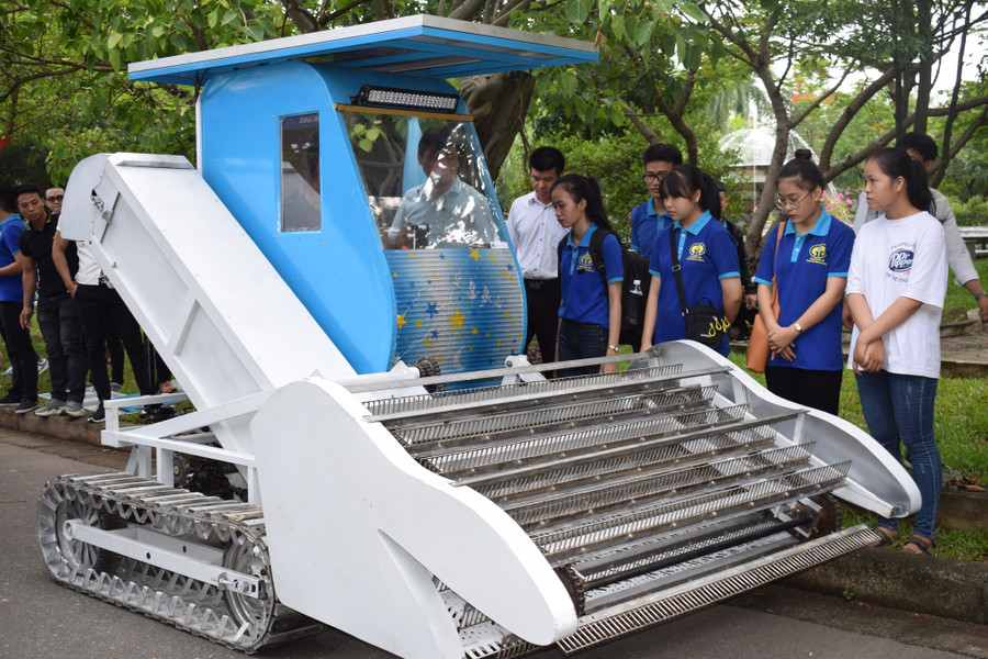 Ngoài poster, phần lớn các sản phẩm trưng bày tại BKDN Techshow đều là những sản phẩm hoàn chỉnh và hướng tới sự ứng dụng trong thực tiễn. Ngoài poster, phần lớn các sản phẩm trưng bày tại BKDN Techshow đều là những sản phẩm hoàn chỉnh và hướng tới sự ứng dụng trong thực tiễn.