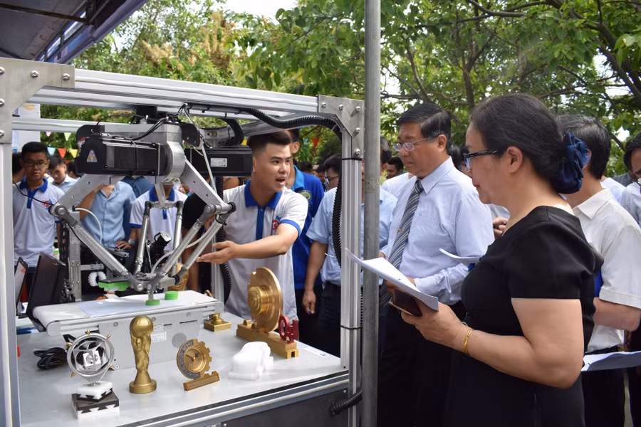 Các nhóm SV thuyết minh đề tài với Ban giám khảo trong khuôn khổ BKDN Techshow