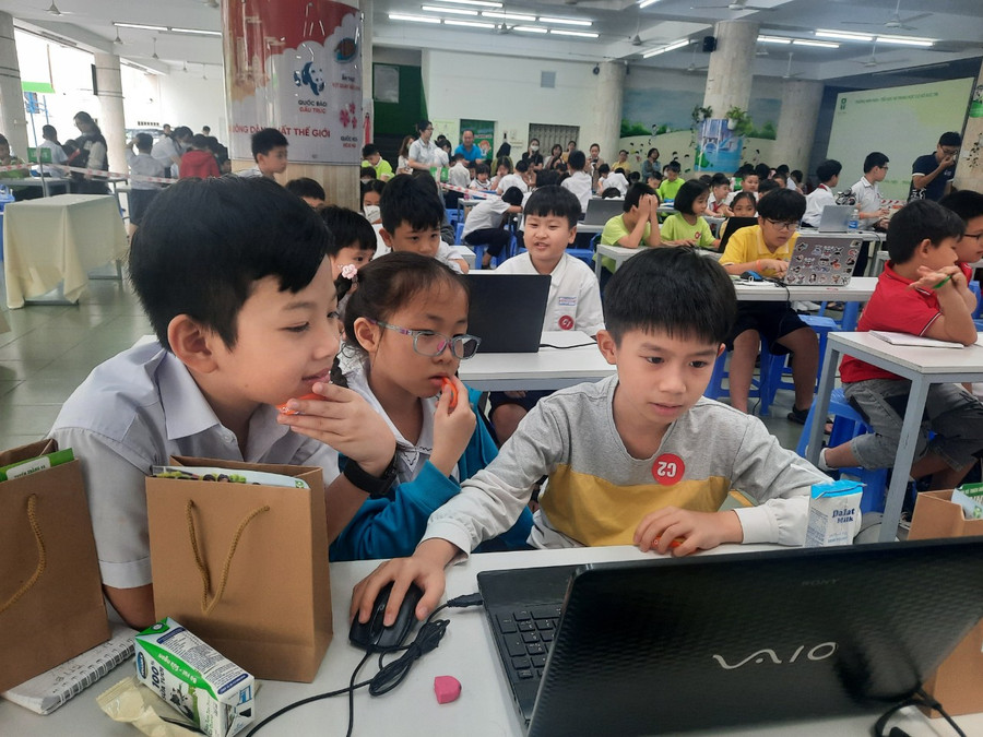 Các đội dự thi phần lập trình tại Ngày hội STEM TALENT với chủ đề Đại dương với sự sống con người. Các đội dự thi phần lập trình tại Ngày hội STEM TALENT với chủ đề Đại dương với sự sống con người.