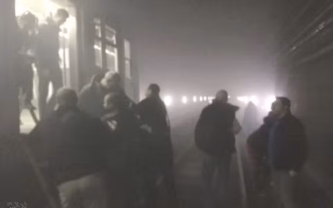 Nhà ga tàu điện ngầm Maalbeek mù mịt khói sau vụ nổ.