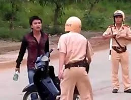 Bị yêu cầu dừng xe, nam thanh niên đòi “xử” CSGT