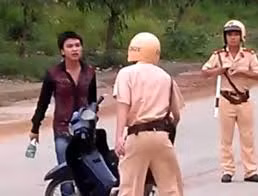 Bị yêu cầu dừng xe, nam thanh niên đòi “xử” CSGT