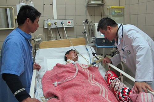Một vụ ngộ độc rượu được cấp cứu tại Trung tâm Chống độc – Bệnh viện Bạch Mai. Ảnh: Diệu Linh