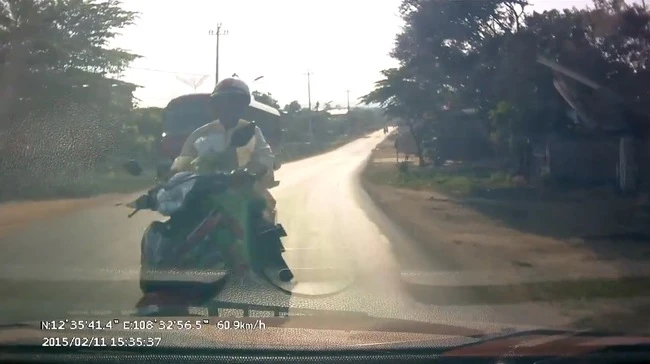 Xe máy đâm vào ô tô vì vượt ẩu lúc nắng xế