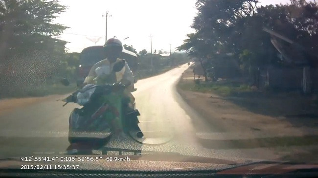 Xe máy đâm vào ô tô vì vượt ẩu lúc nắng xế