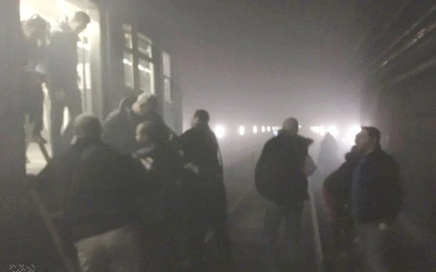 Nhà ga tàu điện ngầm Maalbeek mù mịt khói sau vụ nổ.
