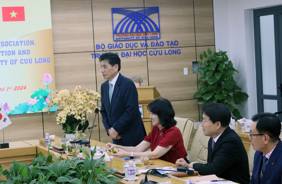 Ông Kwon Sung Taek - Chủ tịch, kiêm Giám đốc điều hành KOVECA phát biểu tại buổi làm việc. Ông Kwon Sung Taek - Chủ tịch, kiêm Giám đốc điều hành KOVECA phát biểu tại buổi làm việc.