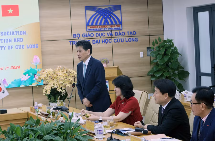 Ông Kwon Sung Taek - Chủ tịch, kiêm Giám đốc điều hành KOVECA phát biểu tại buổi làm việc.