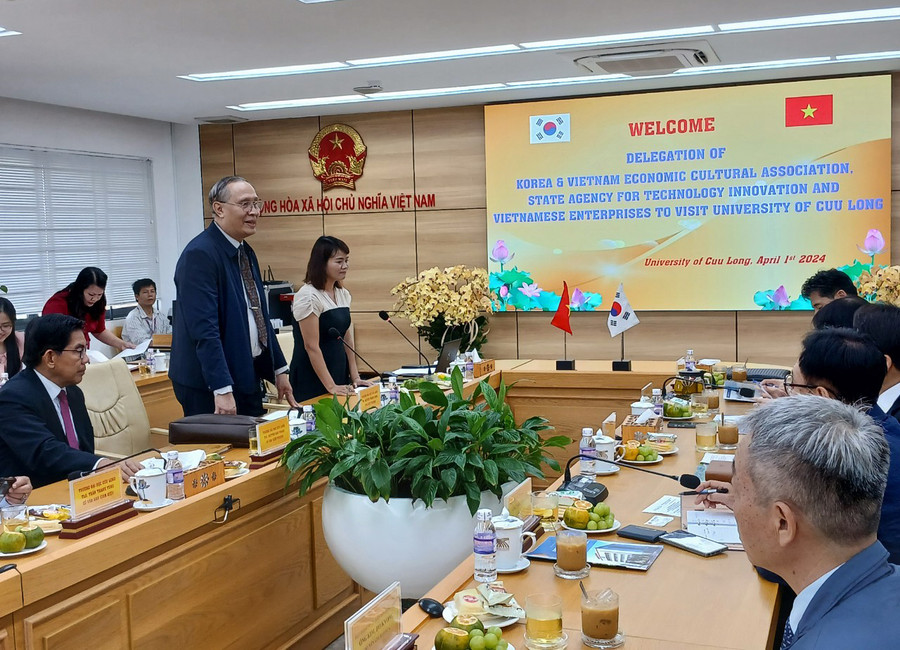 TS Nguyễn Thanh Dũng - Phó Hiệu trưởng Trường ĐH Cửu Long phát biểu tại buổi làm việc. TS Nguyễn Thanh Dũng - Phó Hiệu trưởng Trường ĐH Cửu Long phát biểu tại buổi làm việc.