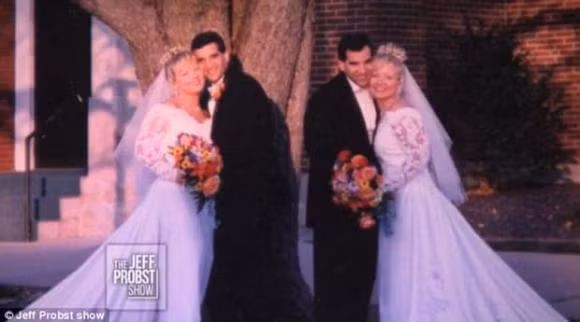 Hai anh em sinh đôi đã phải lòng và kết hôn với cặp chị em song sinh.