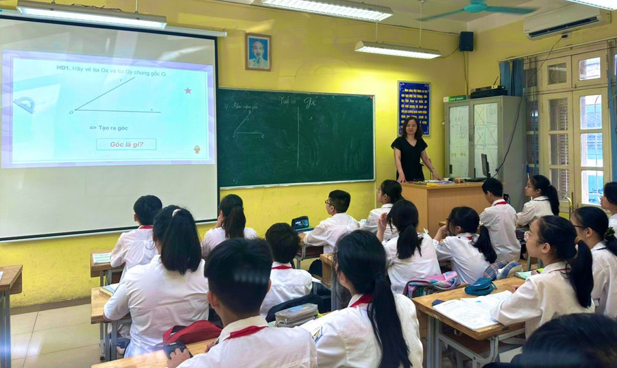 Cô trò Trường THCS Ái Mộ (Long Biên, Hà Nội). Ảnh: NTCC Cô trò Trường THCS Ái Mộ (Long Biên, Hà Nội). Ảnh: NTCC