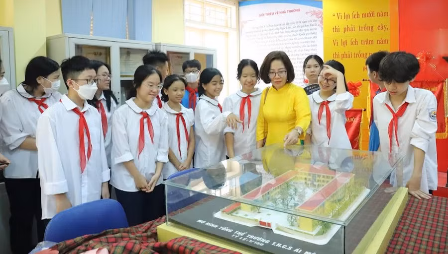 Cô và trò Trường THCS Ái Mỗ tại phòng truyền thống. Ảnh: NTCC