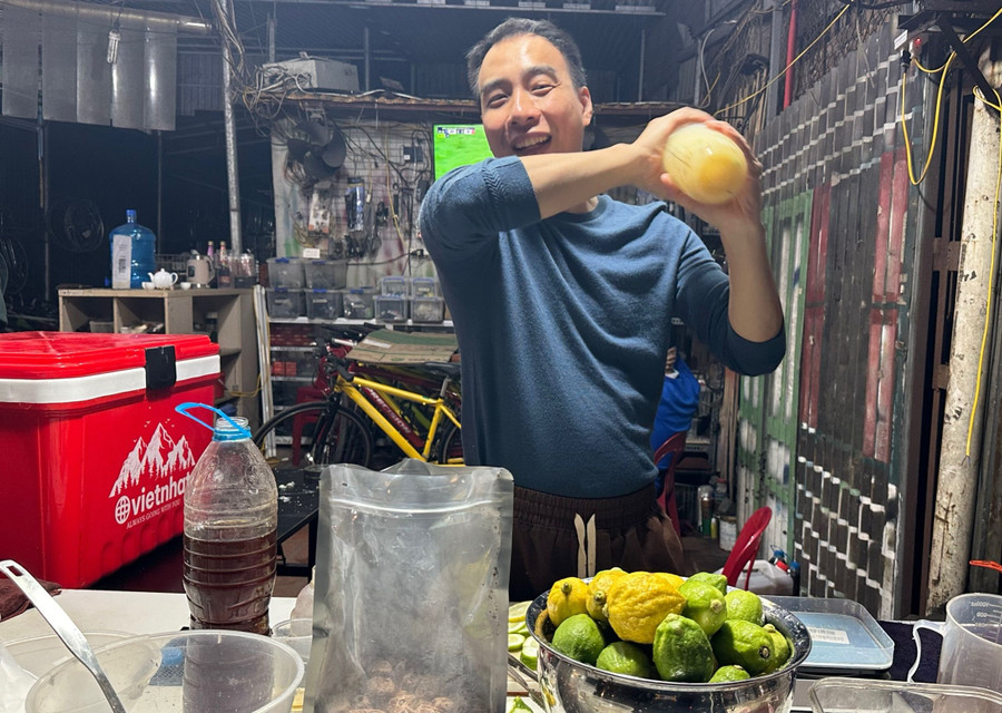 Anh Hoàng Thế Hạo - người đưa xu hướng trà chanh giã tay đến với giới trẻ Hà Nội. Anh Hoàng Thế Hạo - người đưa xu hướng trà chanh giã tay đến với giới trẻ Hà Nội.