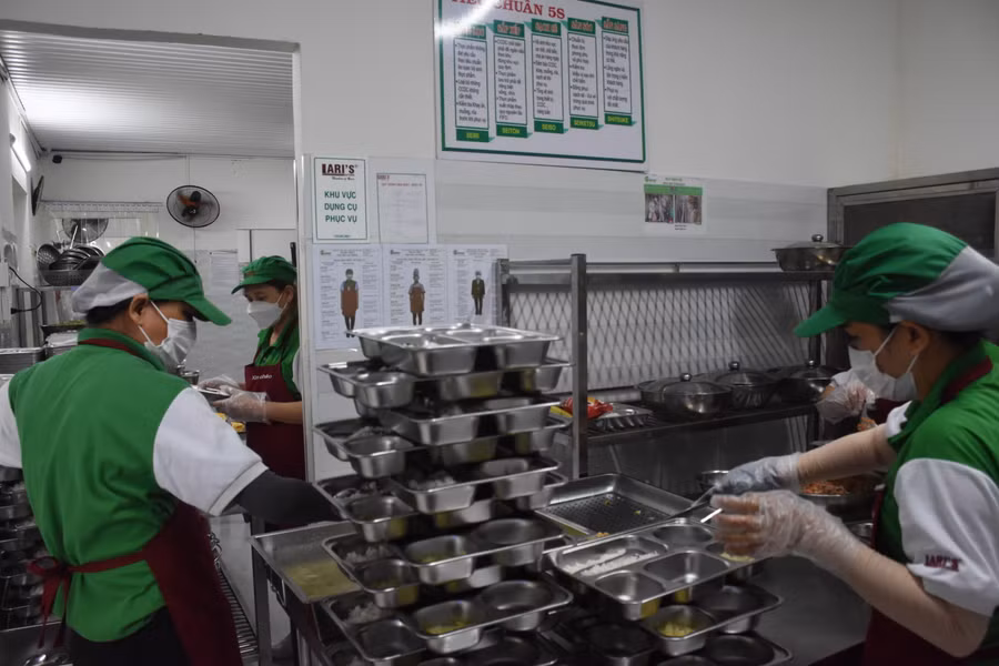 Bếp ăn bán trú tại Trường Tiểu học Phan Phu Tiên do doanh nghiệp vận hành. Ảnh: TG