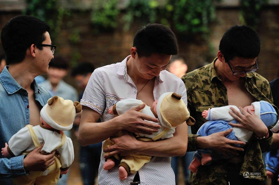Đàn ông Trung Quốc trải nghiệm cảm giác cho con bú