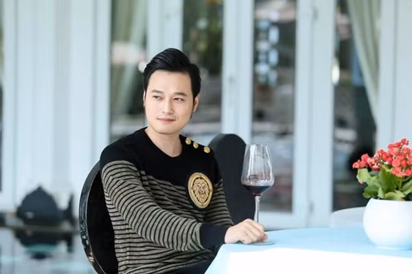 Cuộc sống như mơ của “Hoàng tử sơn ca” Quang Vinh sau khi rời xa showbiz