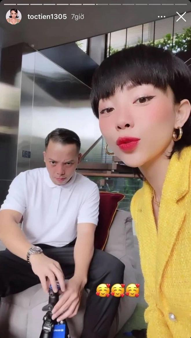 Tóc Tiên cùng anh xã Hoàng Touliver nhí nhảnh, vui vẻ chụp ảnh ngày mùng 1 Tết. Tóc Tiên còn lên đồ vô cùng rực rỡ với bộ cánh mang tông vàng nổi bật. Tóc Tiên cùng anh xã Hoàng Touliver nhí nhảnh, vui vẻ chụp ảnh ngày mùng 1 Tết. Tóc Tiên còn lên đồ vô cùng rực rỡ với bộ cánh mang tông vàng nổi bật.