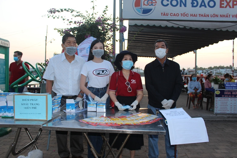 Phát khẩu trang y tế miễn phí tại khu vực bến tàu.
