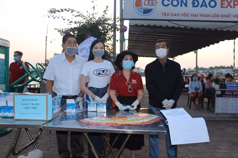Phát khẩu trang y tế miễn phí tại khu vực bến tàu.
