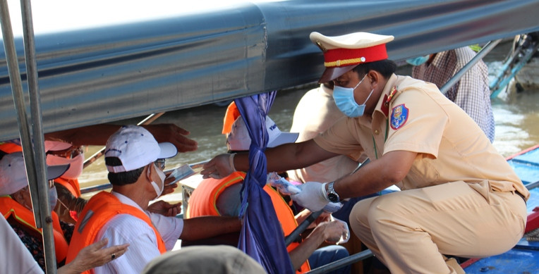 Lực lượng Cảnh sát giao thông chung tay phát khẩu trang cho người dân và du khách.