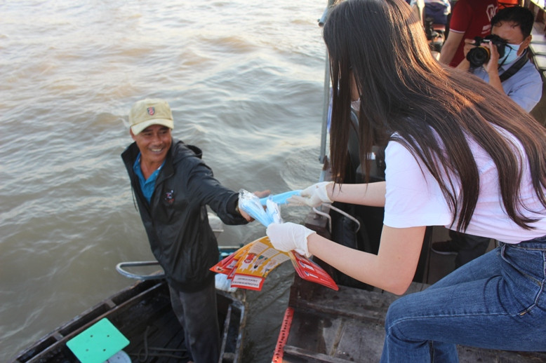 Phát khẩu trang y tế cho người dân mua bán và du khách.