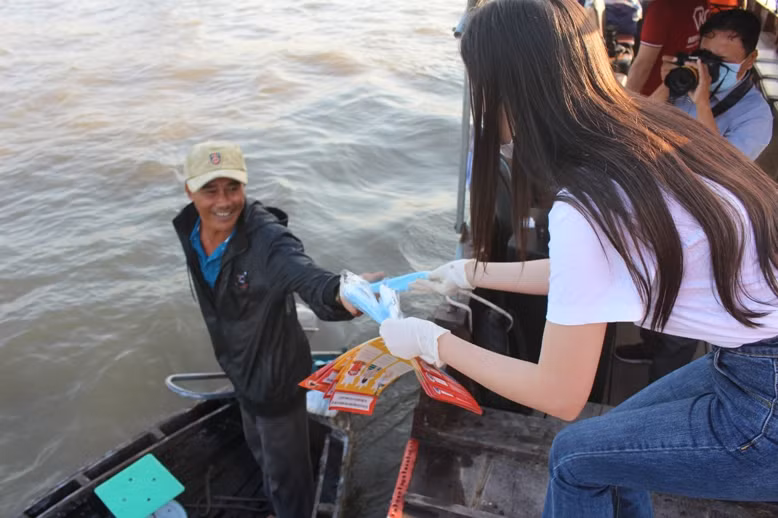 Phát khẩu trang y tế cho người dân mua bán và du khách.