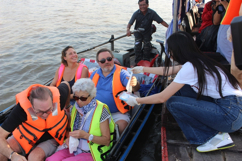 Các tiểu thương mua bán và du khách rất vui khi được phát khẩu trang.