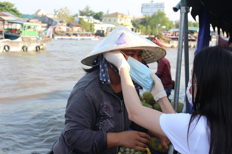Hướng dẫn người dân đeo khẩu trang đúng cách.