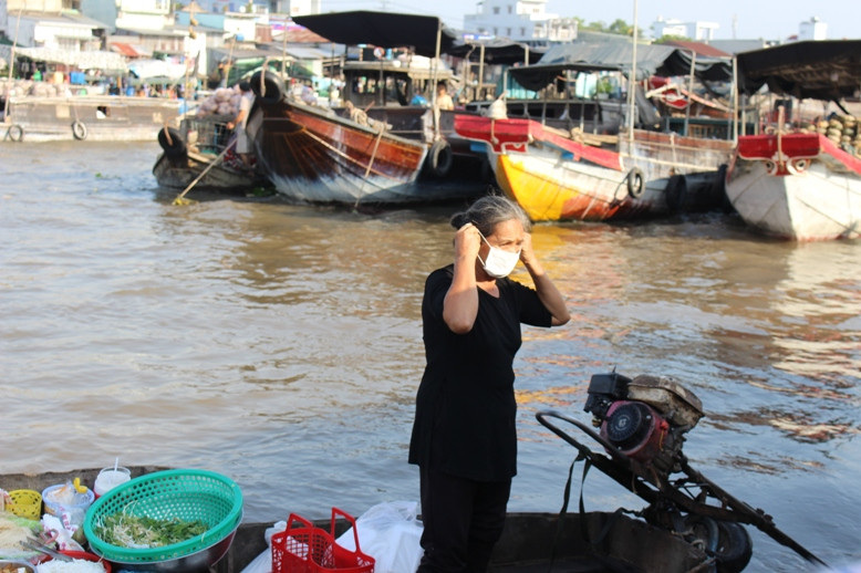 Bà con rất vui khi được tuyên tuyền, phát khẩu trang phòng dịch Corona.