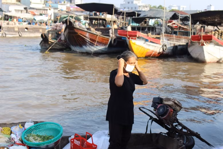 Bà con rất vui khi được tuyên tuyền, phát khẩu trang phòng dịch Corona.