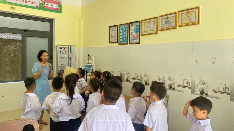Nhân viên y tế hướng dẫn cho học sinh lớp 1, Trường Tiểu học Hùng Vương trong tình huống nào thì cần đến phòng y tế để được hỗ trợ. Nhân viên y tế hướng dẫn cho học sinh lớp 1, Trường Tiểu học Hùng Vương trong tình huống nào thì cần đến phòng y tế để được hỗ trợ.
