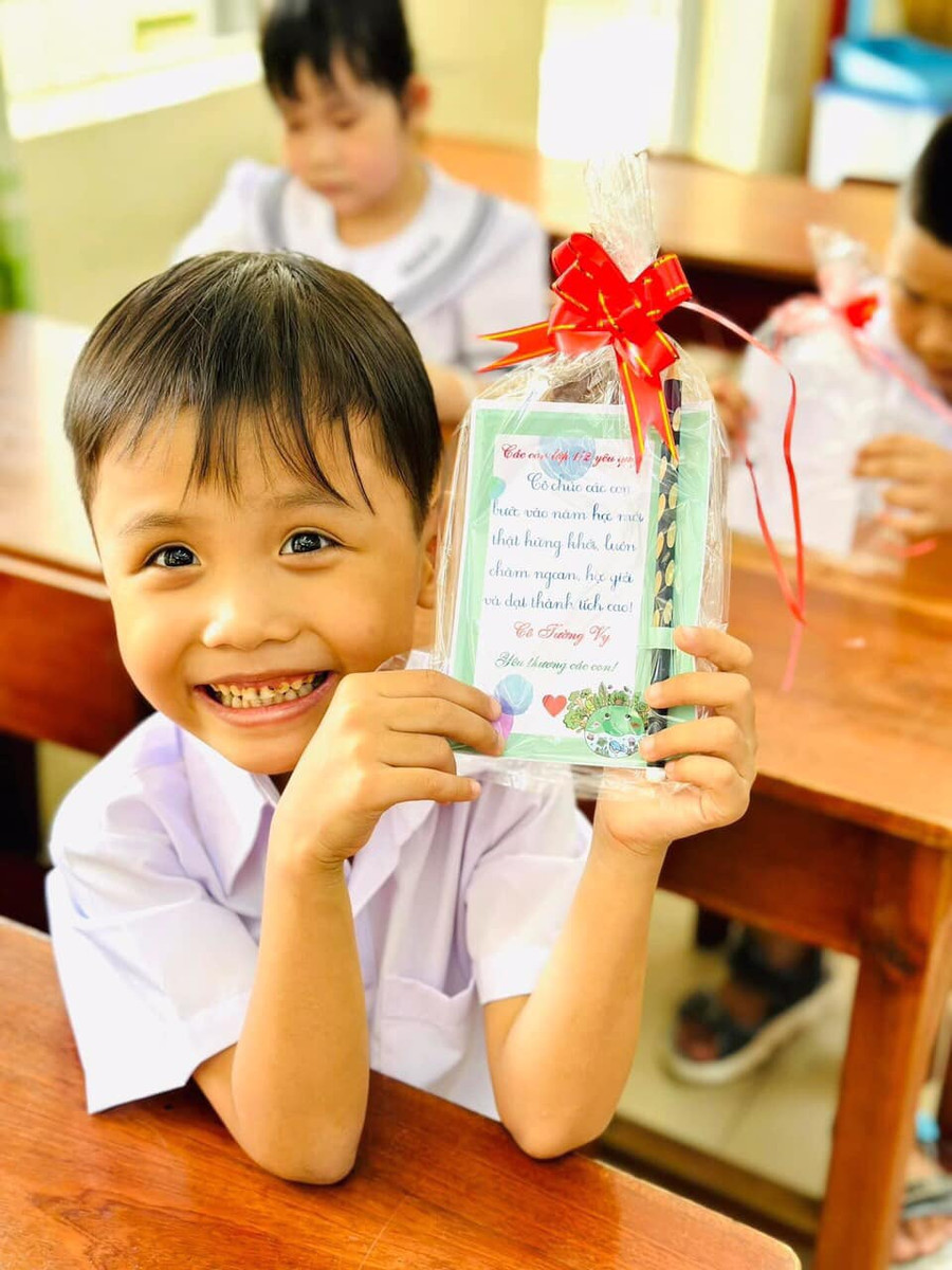 Lời chúc và quà tặng của cô giáo chủ nhiệm đến học sinh lớp 1, Trường Tiểu học Hùng Vương (quận Hải Châu, TP Đà Nẵng) trong ngày đầu đến trường. Lời chúc và quà tặng của cô giáo chủ nhiệm đến học sinh lớp 1, Trường Tiểu học Hùng Vương (quận Hải Châu, TP Đà Nẵng) trong ngày đầu đến trường.