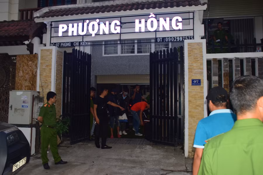 Nhà nghỉ Phượng Hồng với vỏ bọc bên ngoài là kinh doanh nhà nghỉ nhưng thực chất là địa điểm tổ chức cho các con nghiện sử dụng trái phép chất ma túy.