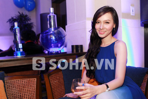 MC Minh Hà đang vướng scandal ôm ấp người có vợ là ai? ảnh 1 MC Minh Hà đang vướng scandal ôm ấp người có vợ là ai? ảnh 1