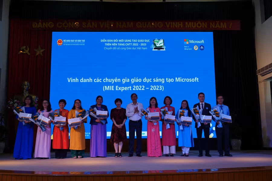 Vinh danh các chuyên gia giáo dục sáng tạo Microsoft (MIE Expert 2022 - 2023).