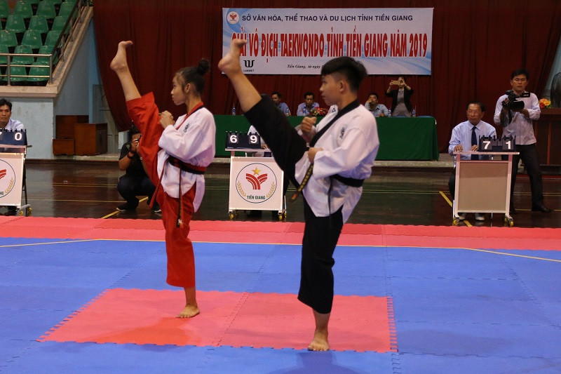 Các vận động viên TP Mỹ Tho biểu diễn bài quyền