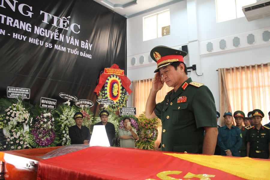 Thượng tướng phi công Võ Văn Tuấn - nguyên Phó Tổng tham mưu trưởng QĐND Việt Nam xúc động tiễn đưa người thầy, thần tượng của mình.