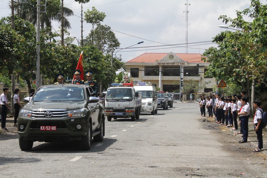 Dòng người đưa tiễn Anh hùng phi công.