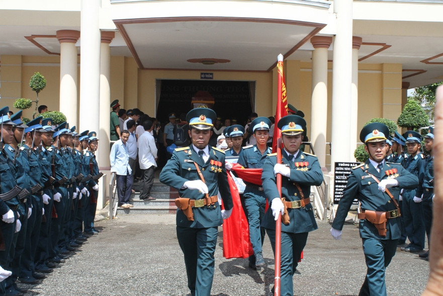 Lễ di quan ra khỏi Hội trường UBND huyện Lai Vung.