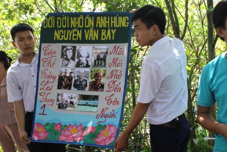 Học sinh Trường THPT Lai Vung 1 tự tay làm băng rôn tiễn đưa người anh hùng.