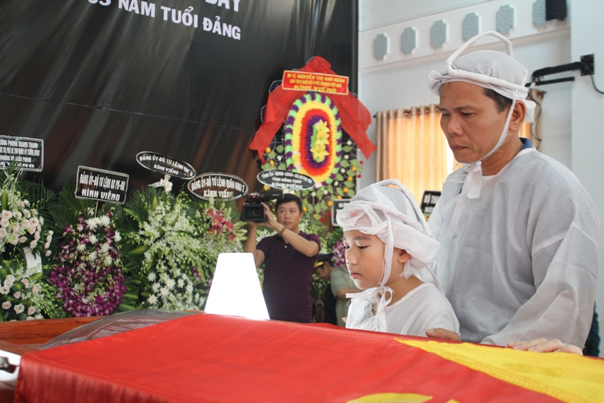 Con trai và cháu nội tiễn ông.