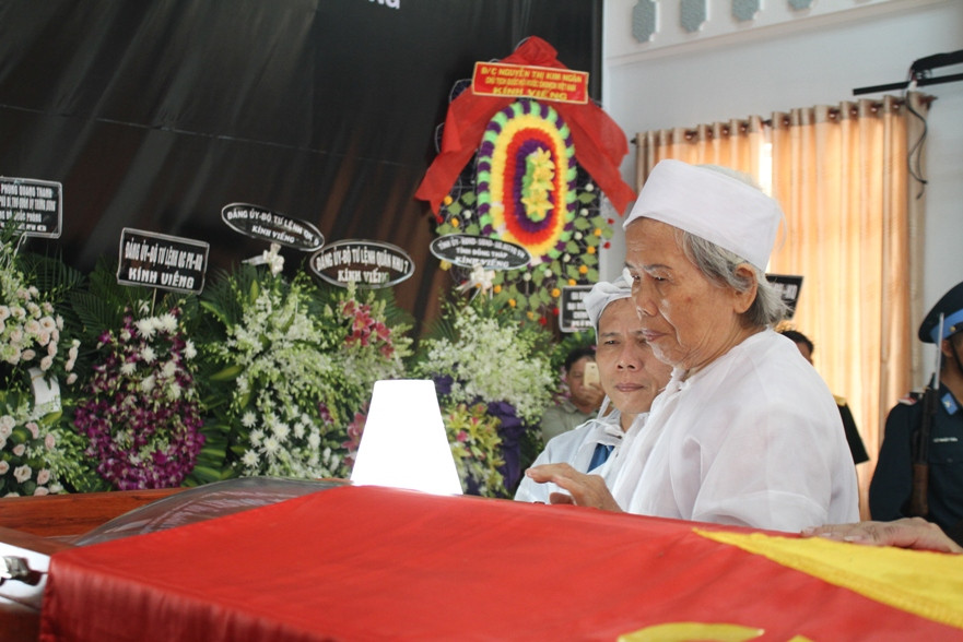 Bà Trần Thị Niên (vợ ông Bảy) nhìn ông lần cuối trước lúc di quan.