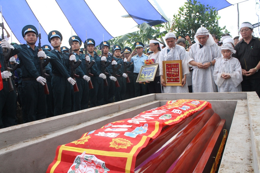 Đúng 12 giờ, người anh hùng đã yên nghỉ trong lòng đất mẹ.