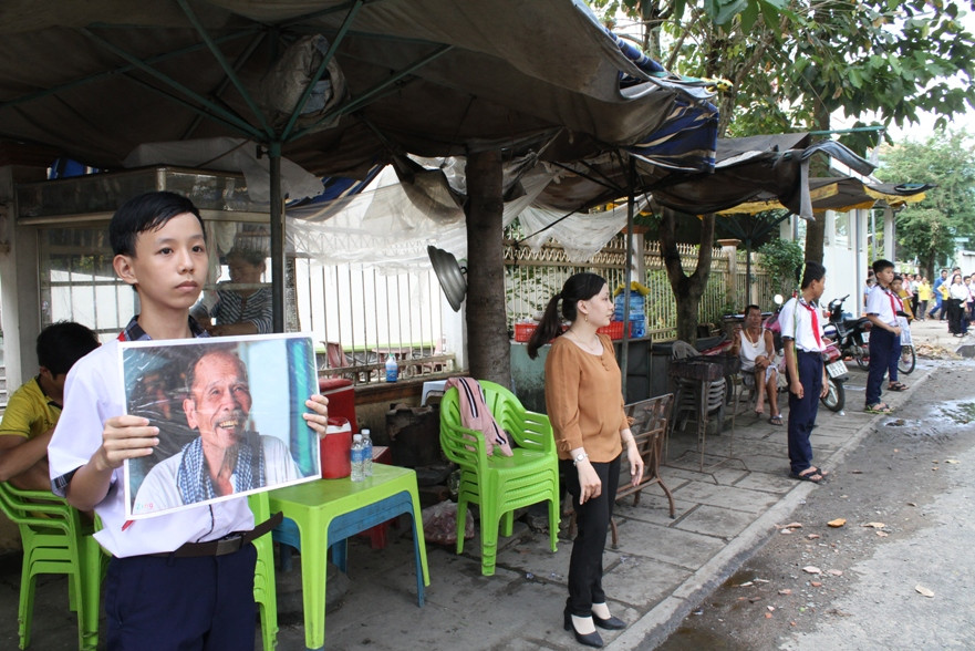 Các em học sinh xếp hàng cùng di ảnh tiễn "ông Bảy phi công".